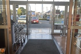 【マミーマート松風台】販促プロモーションに最適な1階青果側入口付近風除室にある催事スペース