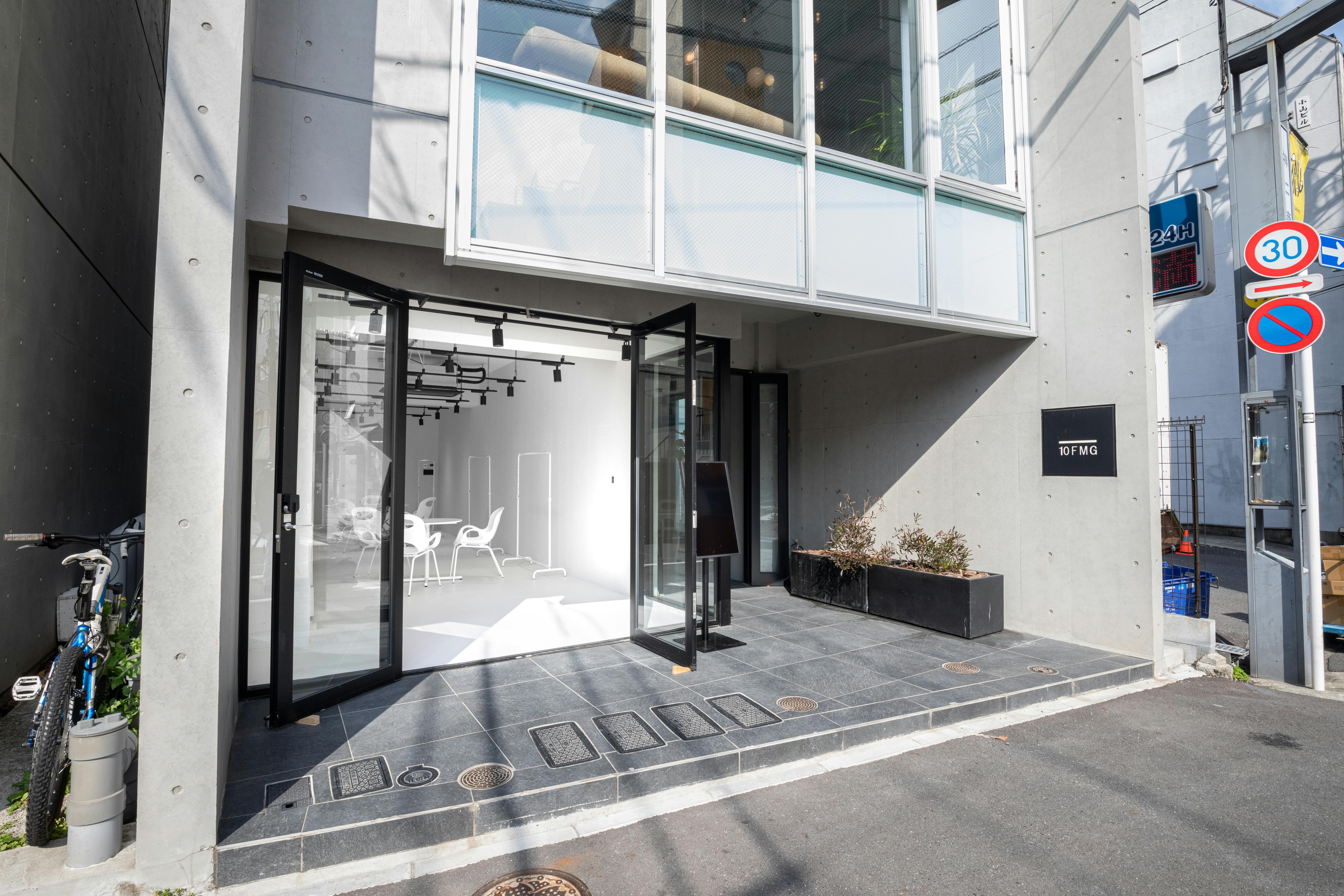 【北参道駅10分】展示会やポップアップストアに最適なシンプルな白の空間と光を取り込める全面ガラスが特徴的なスタジオ