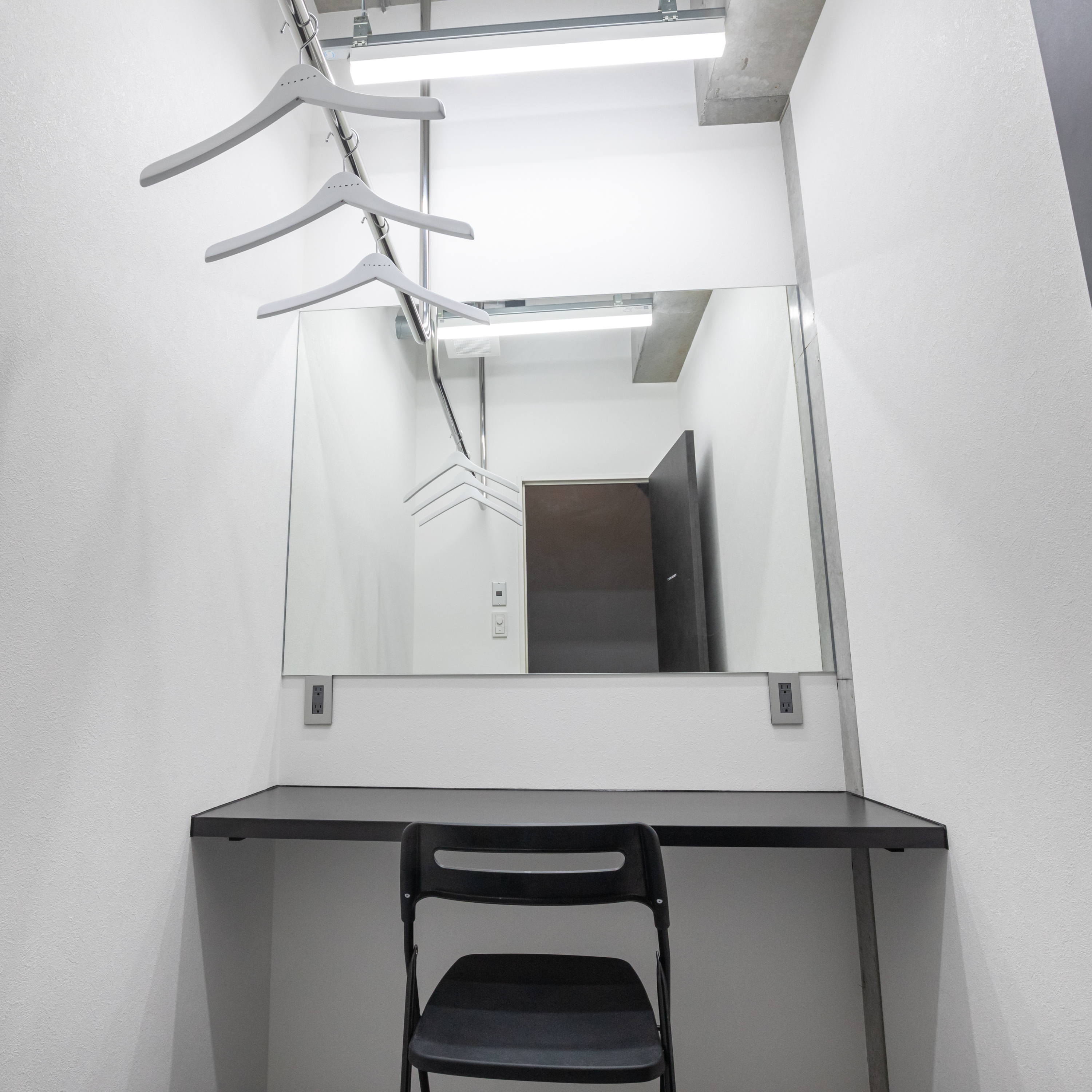 【北参道駅10分】展示会やポップアップストアに最適なシンプルな白の空間と光を取り込める全面ガラスが特徴的なスタジオ