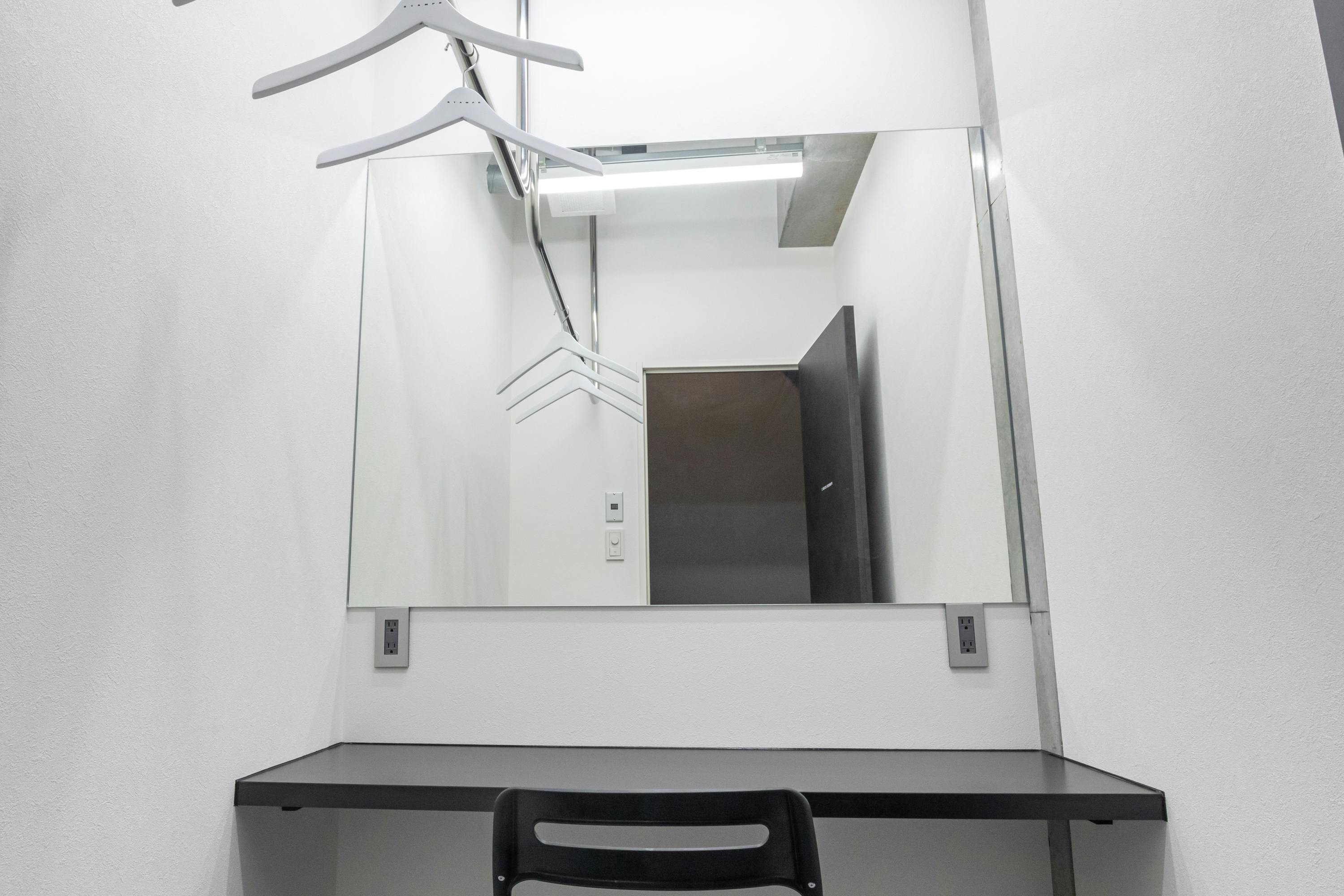 【北参道駅10分】展示会やポップアップストアに最適なシンプルな白の空間と光を取り込める全面ガラスが特徴的なスタジオ