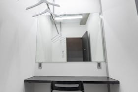 【北参道駅10分】展示会やポップアップストアに最適なシンプルな白の空間と光を取り込める全面ガラスが特徴的なスタジオ