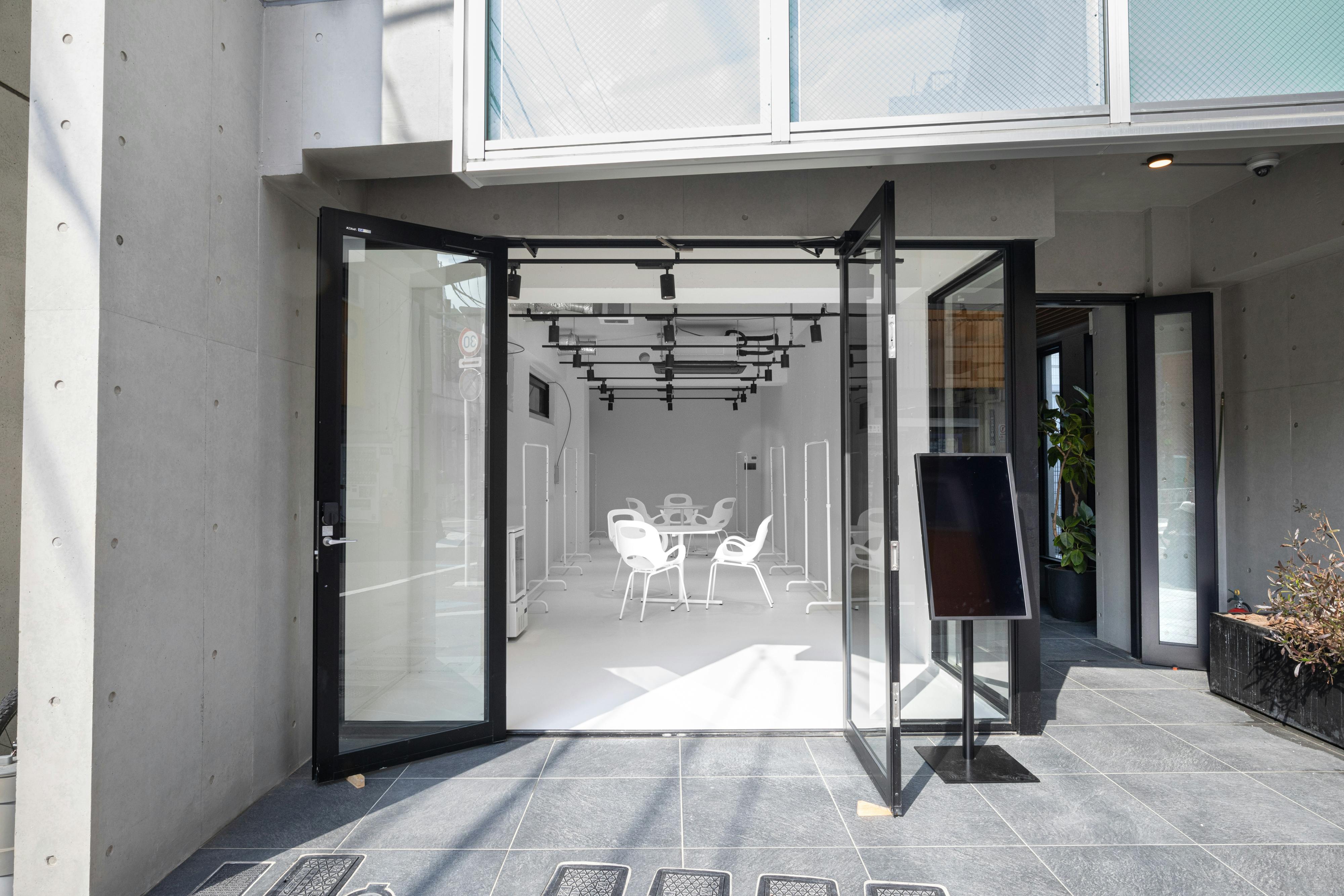 【北参道駅10分】展示会やポップアップストアに最適なシンプルな白の空間と光を取り込める全面ガラスが特徴的なスタジオ