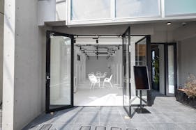 【北参道駅10分】展示会やポップアップストアに最適なシンプルな白の空間と光を取り込める全面ガラスが特徴的なスタジオ