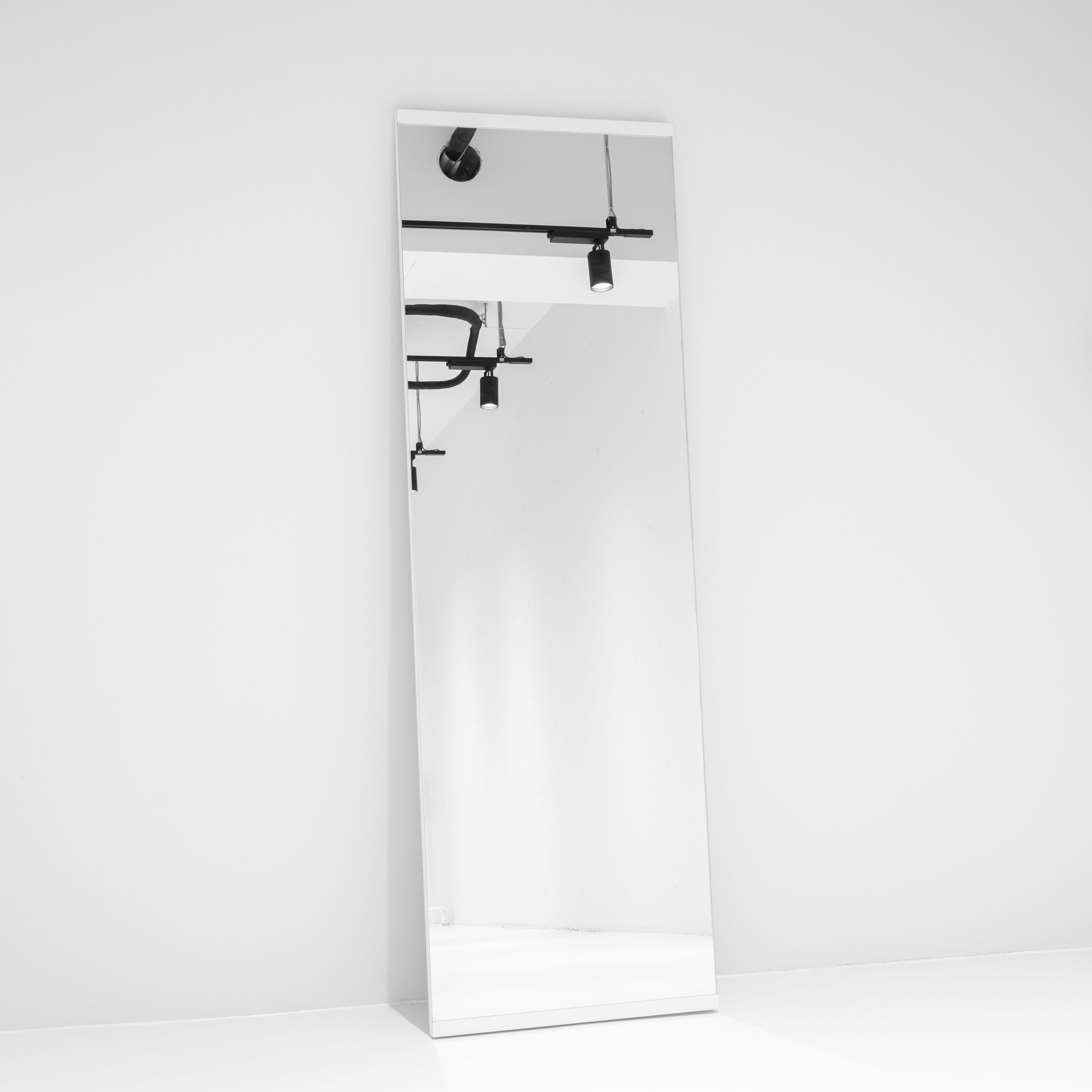 【北参道駅10分】展示会やポップアップストアに最適なシンプルな白の空間と光を取り込める全面ガラスが特徴的なスタジオ