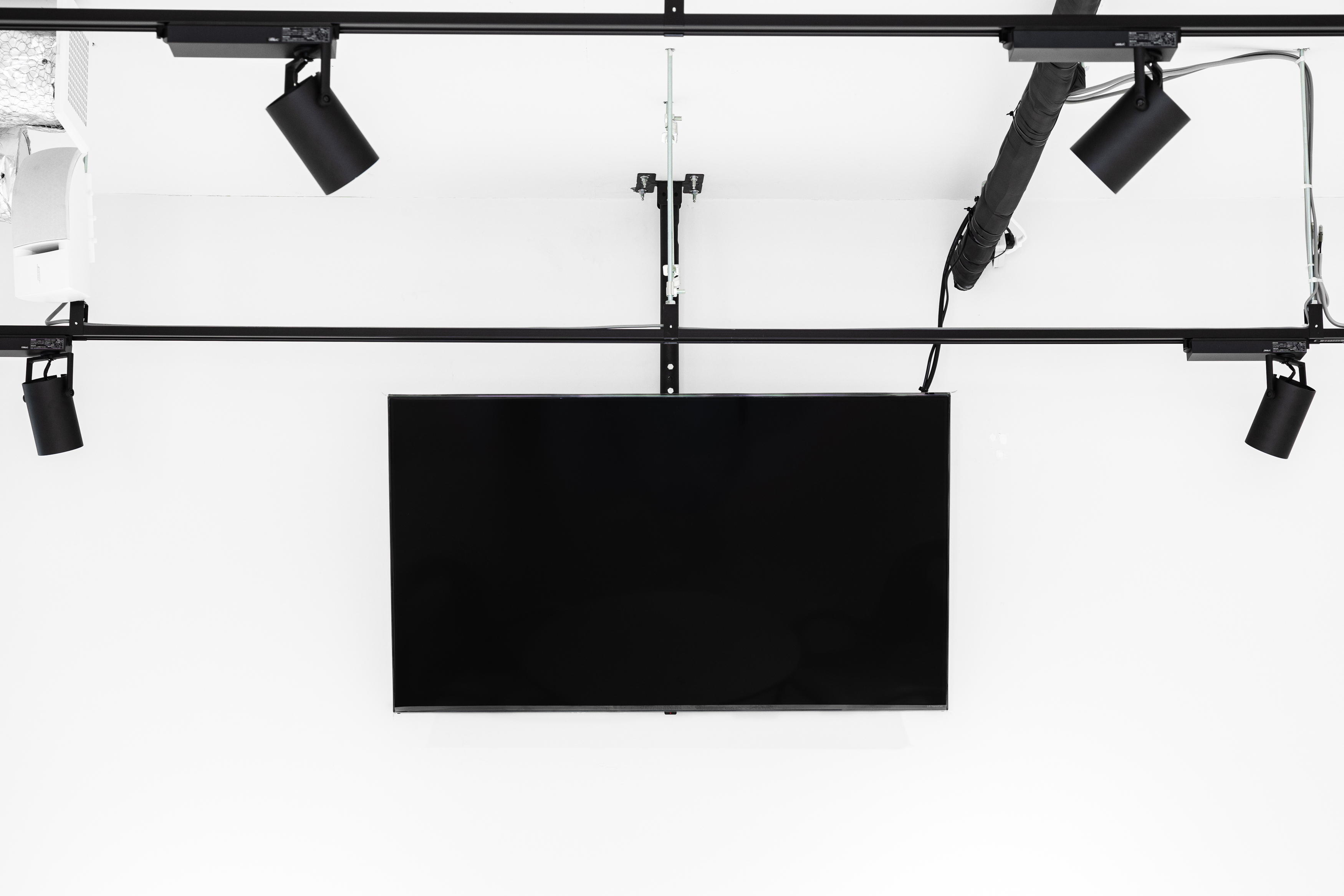 【北参道駅10分】展示会やポップアップストアに最適なシンプルな白の空間と光を取り込める全面ガラスが特徴的なスタジオ