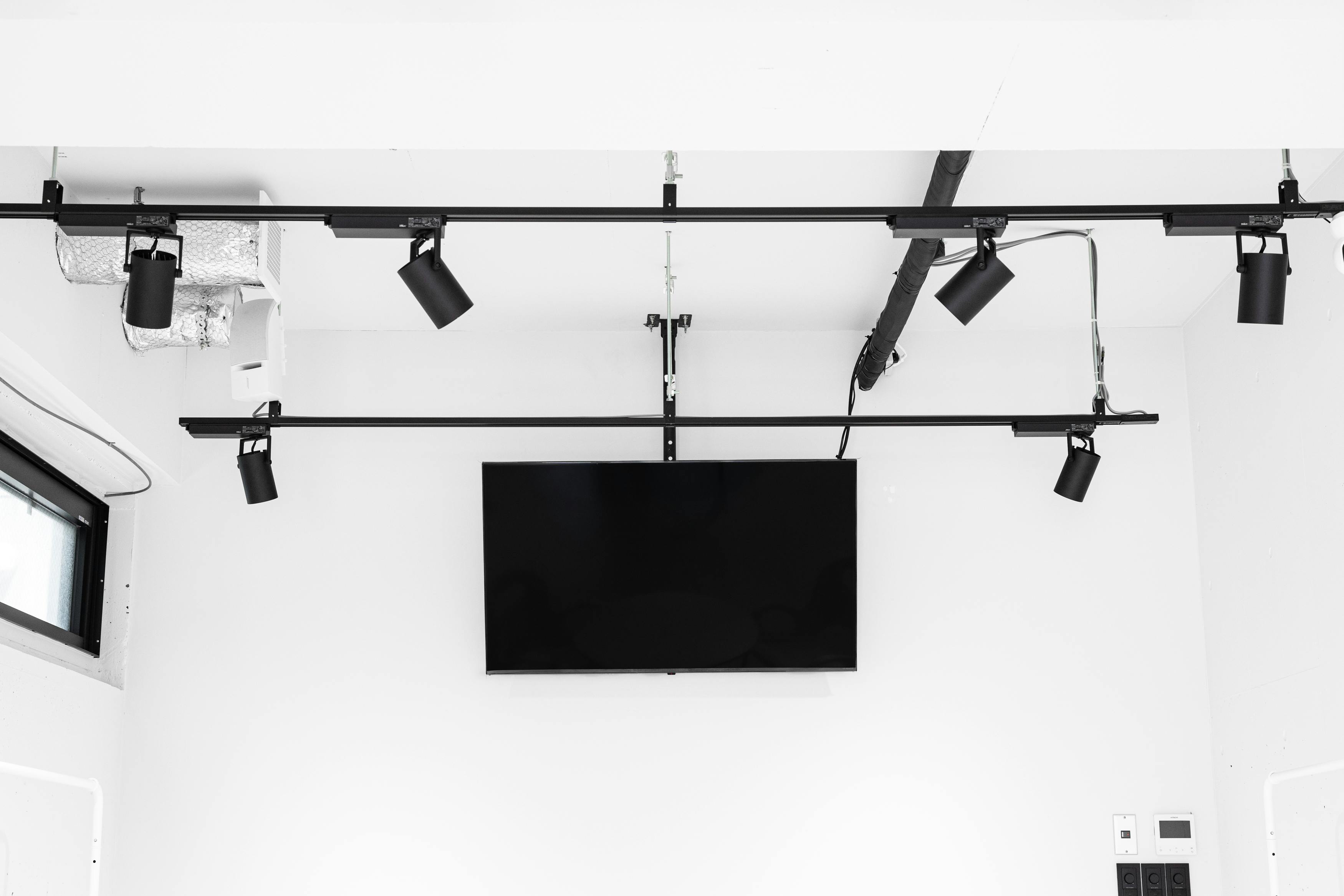 【北参道駅10分】展示会やポップアップストアに最適なシンプルな白の空間と光を取り込める全面ガラスが特徴的なスタジオ