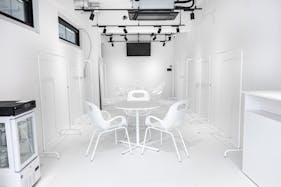 【北参道駅10分】展示会やポップアップストアに最適なシンプルな白の空間と光を取り込める全面ガラスが特徴的なスタジオ