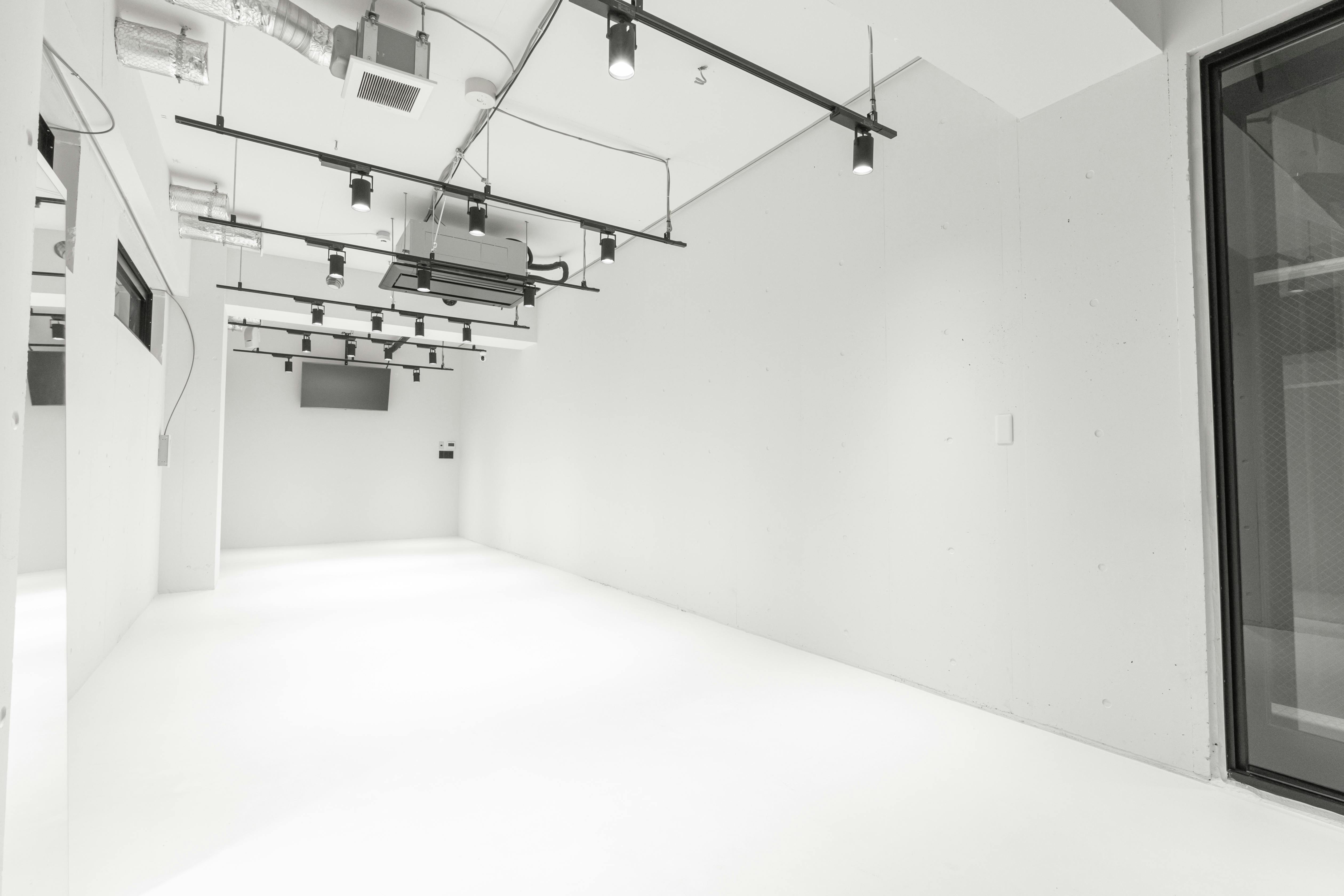 【北参道駅10分】展示会やポップアップストアに最適なシンプルな白の空間と光を取り込める全面ガラスが特徴的なスタジオ