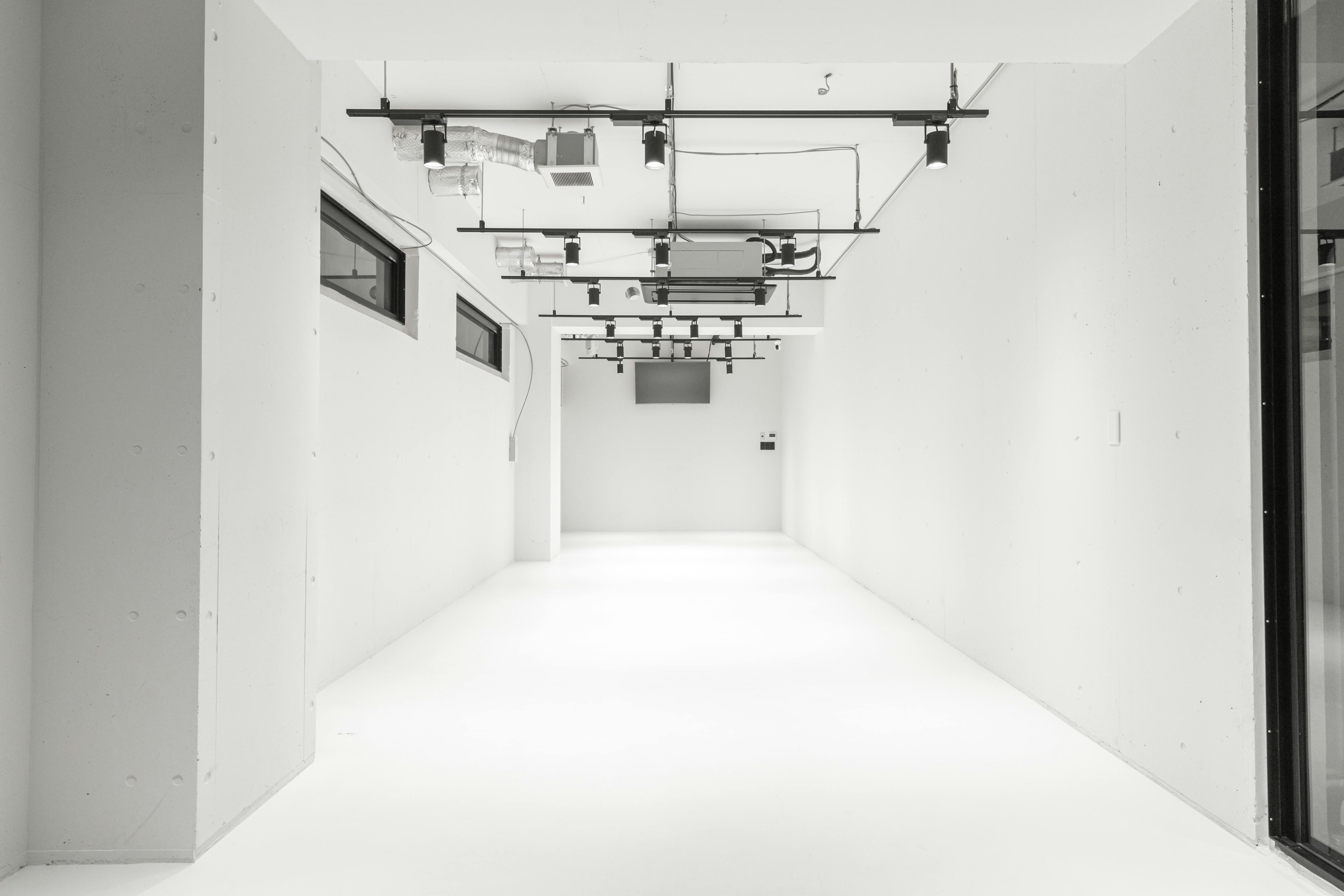 【北参道駅10分】展示会やポップアップストアに最適なシンプルな白の空間と光を取り込める全面ガラスが特徴的なスタジオ