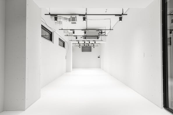 【北参道駅10分】展示会やポップアップストアに最適なシンプルな白の空間と光を取り込める全面ガラスが特徴的なスタジオ