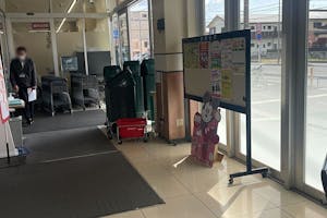 【いなげや大和高座渋谷店】各種プロモーションイベントに最適なスーパーマーケットの風除室スペース