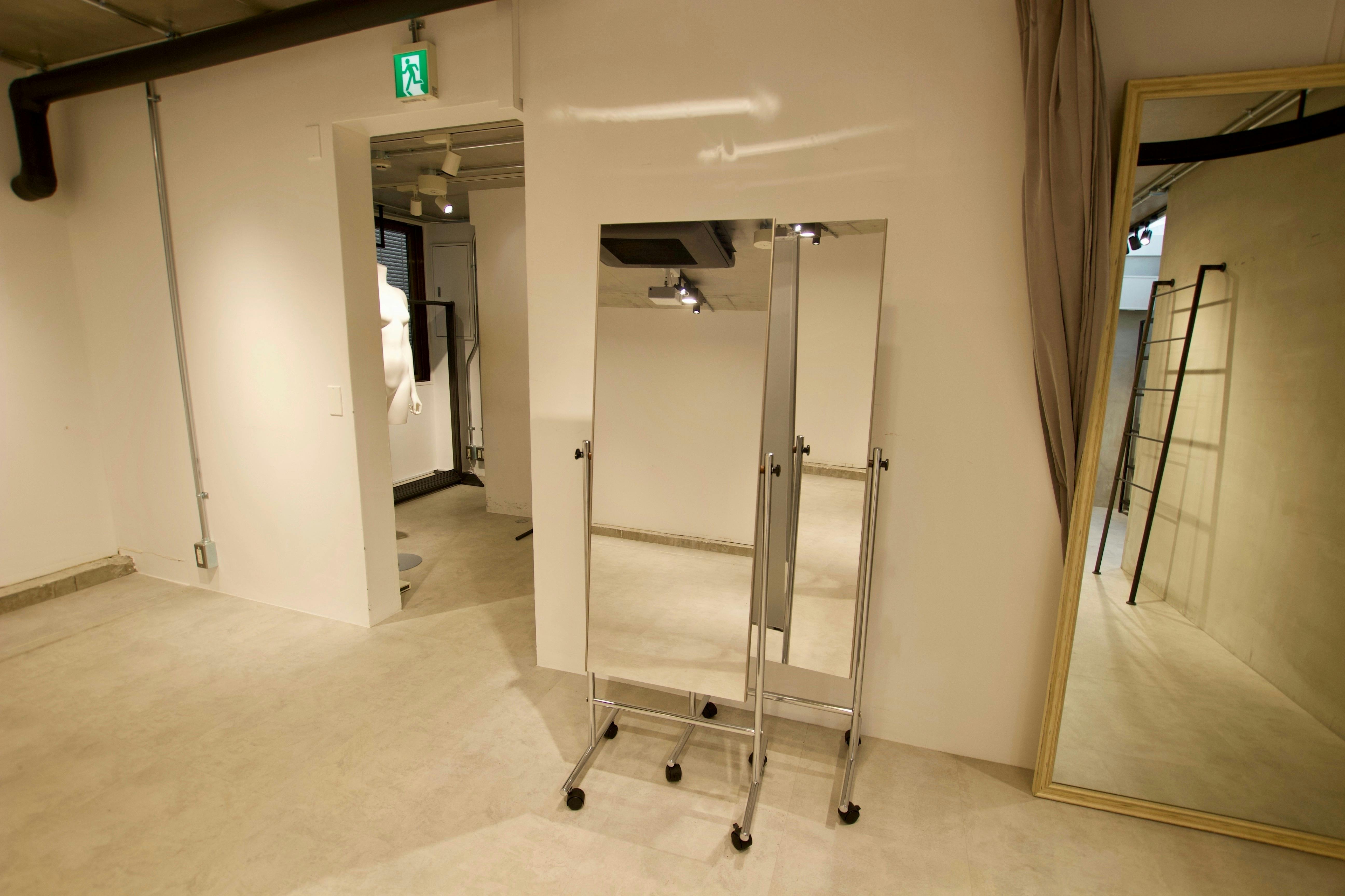 可動式の姿見が2つございます。