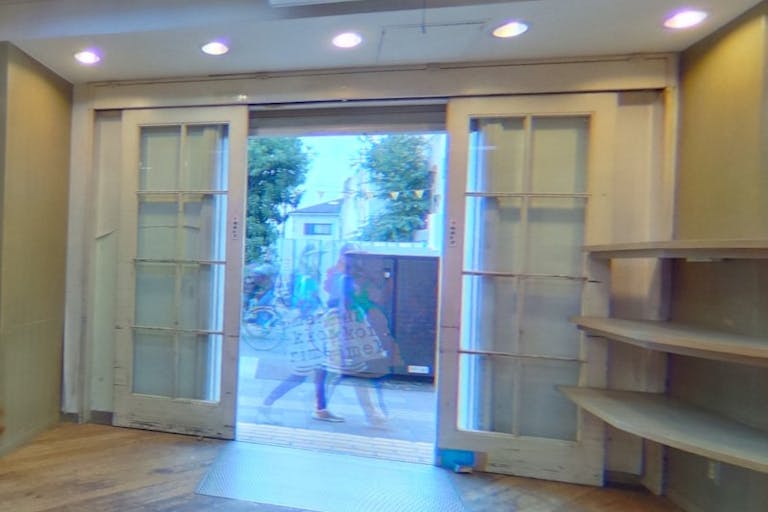 入口自動ドアはご利用いただけません。手動で開けるか、開けたままでご利用をお願いいたします。