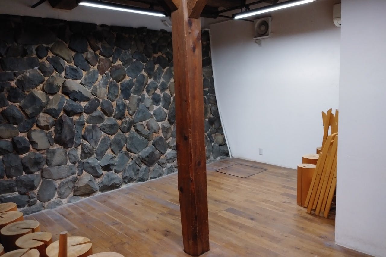 【丸の内駅4分】個展やポップアップストアに適した木目調のギャラリー