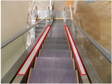 【イオンモールつがる柏】モール内広告 エスカレーター