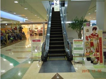 【イオンモールつがる柏】モール内広告 エスカレーターの画像