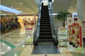 【イオンモールつがる柏】モール内広告 エスカレーター