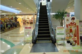 【イオンモールつがる柏】モール内広告 エスカレーター