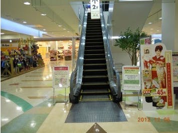 【イオンモールつがる柏】モール内広告 エスカレーターの画像