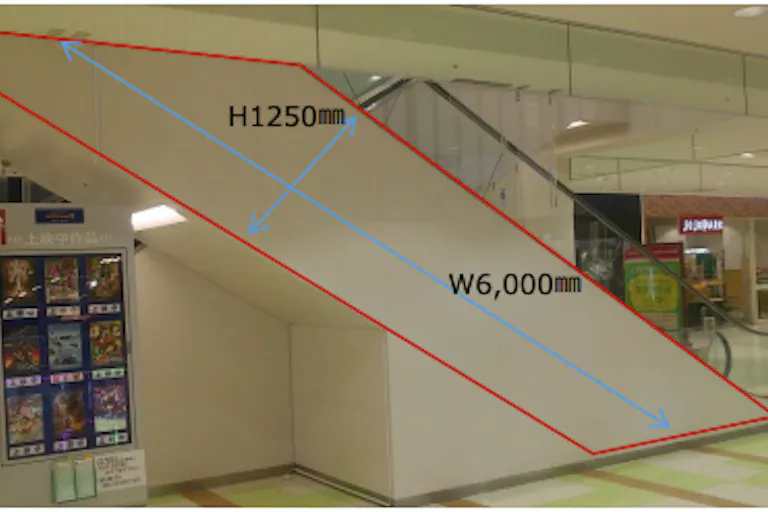 【イオンモールつがる柏】モール内広告 エスカレーターの画像3