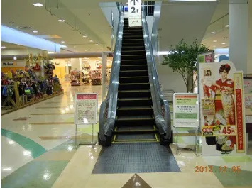 【イオンモールつがる柏】モール内広告 エスカレーターの画像