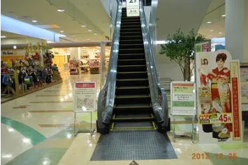 【イオンモールつがる柏】モール内広告 エスカレーター