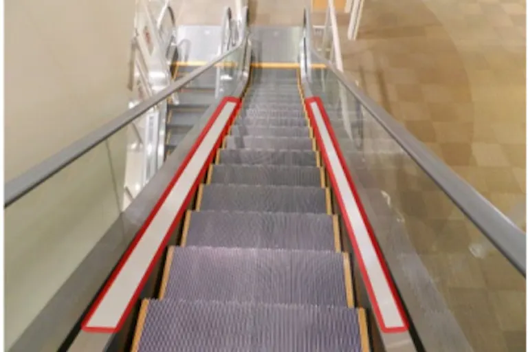 【イオンモールつがる柏】モール内広告 エスカレーターの画像2