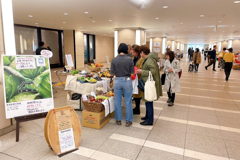 ãæ±äº¬é§
çŽçµïŒæ¯é±éæéå¬ãé£åã»éè²šã«æé©ïŒæ±äº¬é§
ãšäžžã®å
ãã€ãªãå°äžéè·¯ã®ãã«ã·ã§ã¹ããŒã¹ãäžžã®å
è¡å¹žãã«ã·ã§ãã®ç»å2