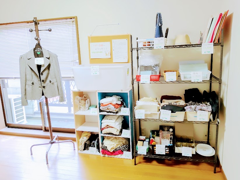 【2階】洋服、カバン等を販売中