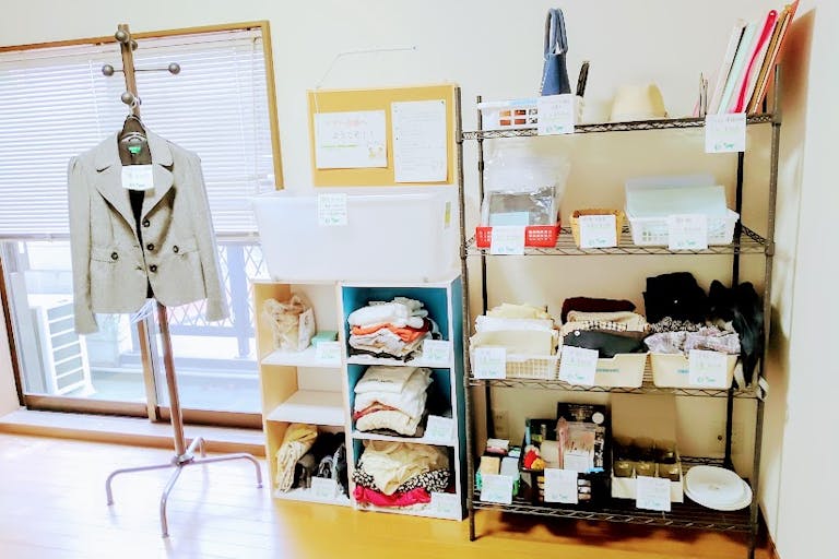 【2階】洋服、カバン等を販売中