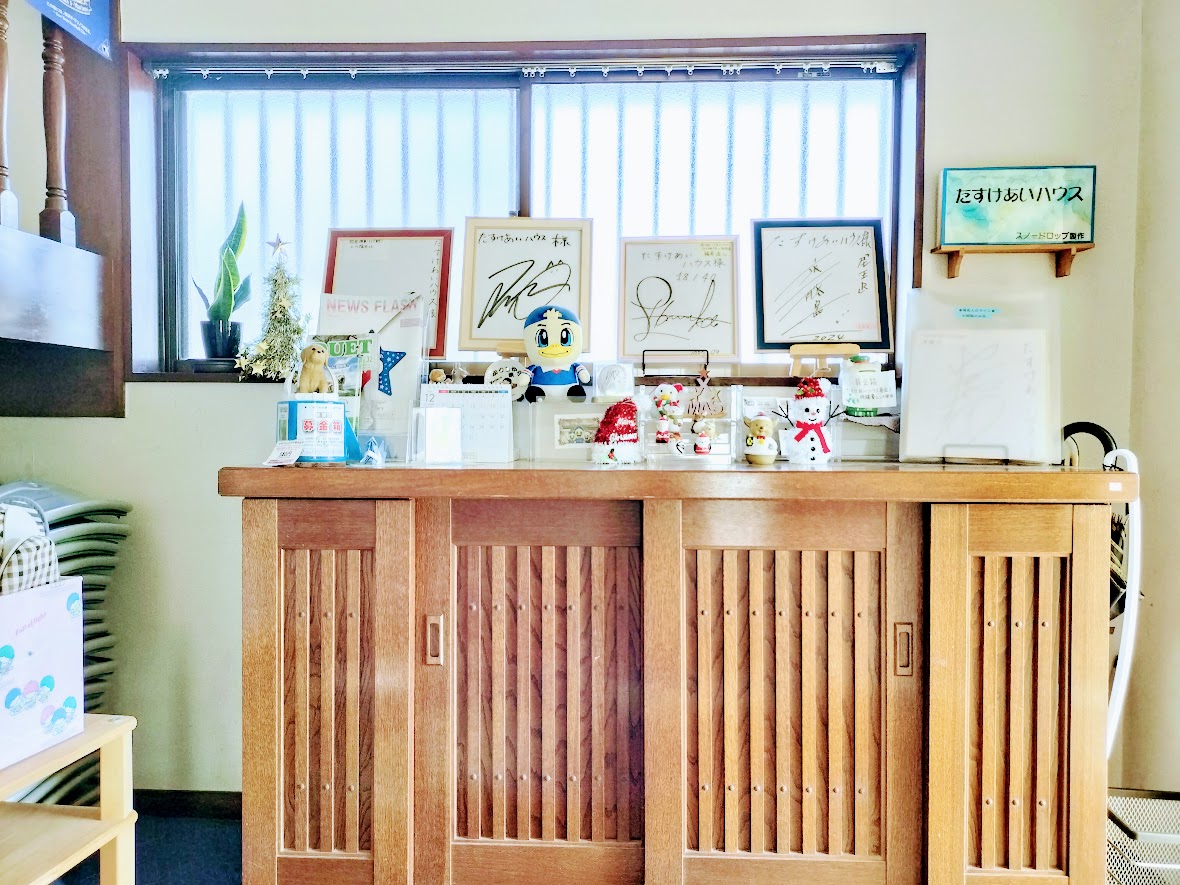 【1階】クリスマス装飾した玄関周辺