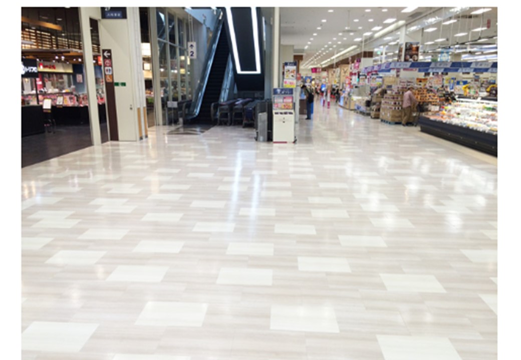 【イオンモール京都五条】1F　イオン南入口（エスカレーター側）