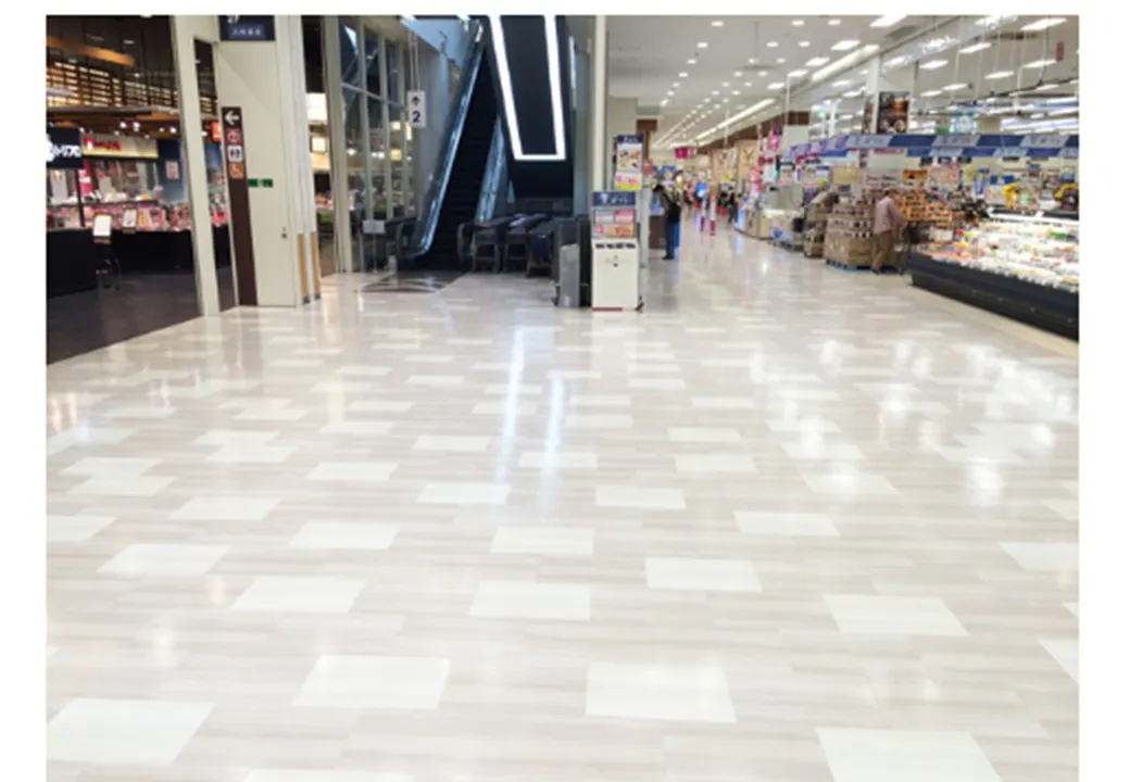 【イオンモール京都五条】1F　イオン南入口（エスカレーター側）