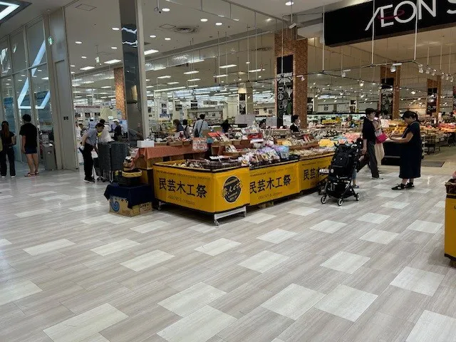 【イオンモール京都五条】1F　イオン南入口（エスカレーター側）