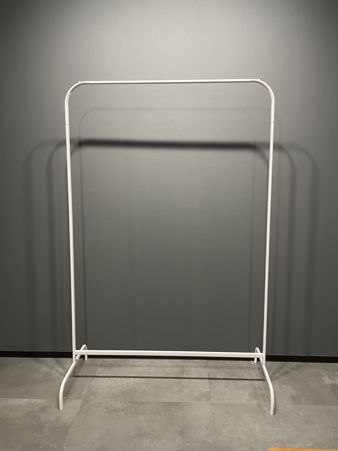 ハンガーラック白8台、黒4台