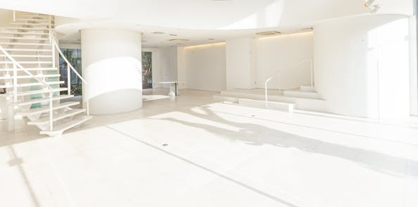 【代官山駅8分】207㎡、ファッション・コスメ・アートの展示会やポップアップストアに最適な西郷橋近くに位置するガラス張りで真っ白なギャラリー&レンタルスペース