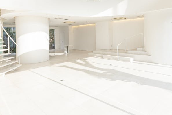 【代官山駅8分】207㎡、ファッション・コスメ・アートの展示会やポップアップストアに最適な西郷橋近くに位置するガラス張りで真っ白なギャラリー&レンタルスペース