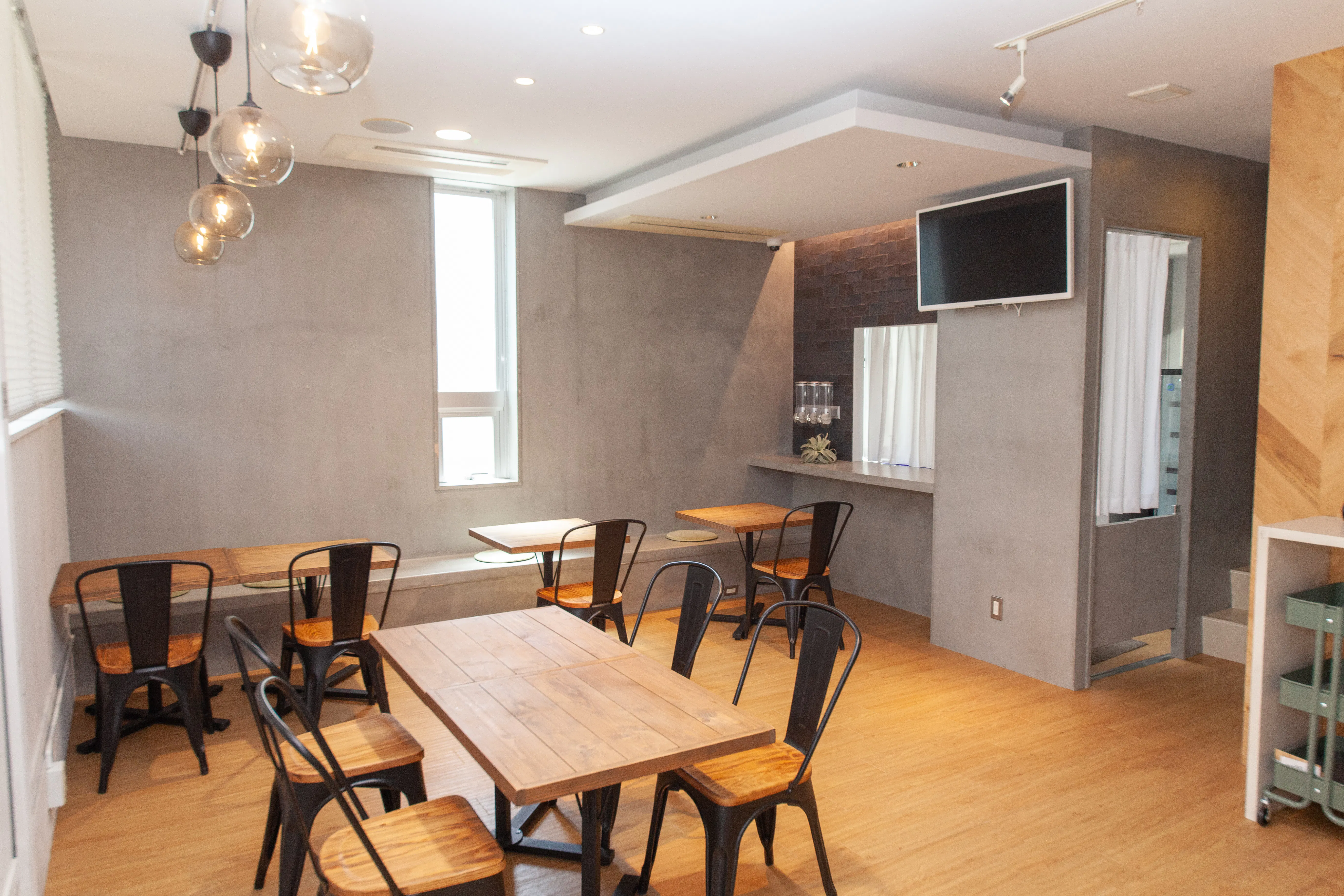 【学芸大学駅12分】ポップアップカフェや撮影に最適なシックなインテリアが特徴的なカフェ風レンタルスペース