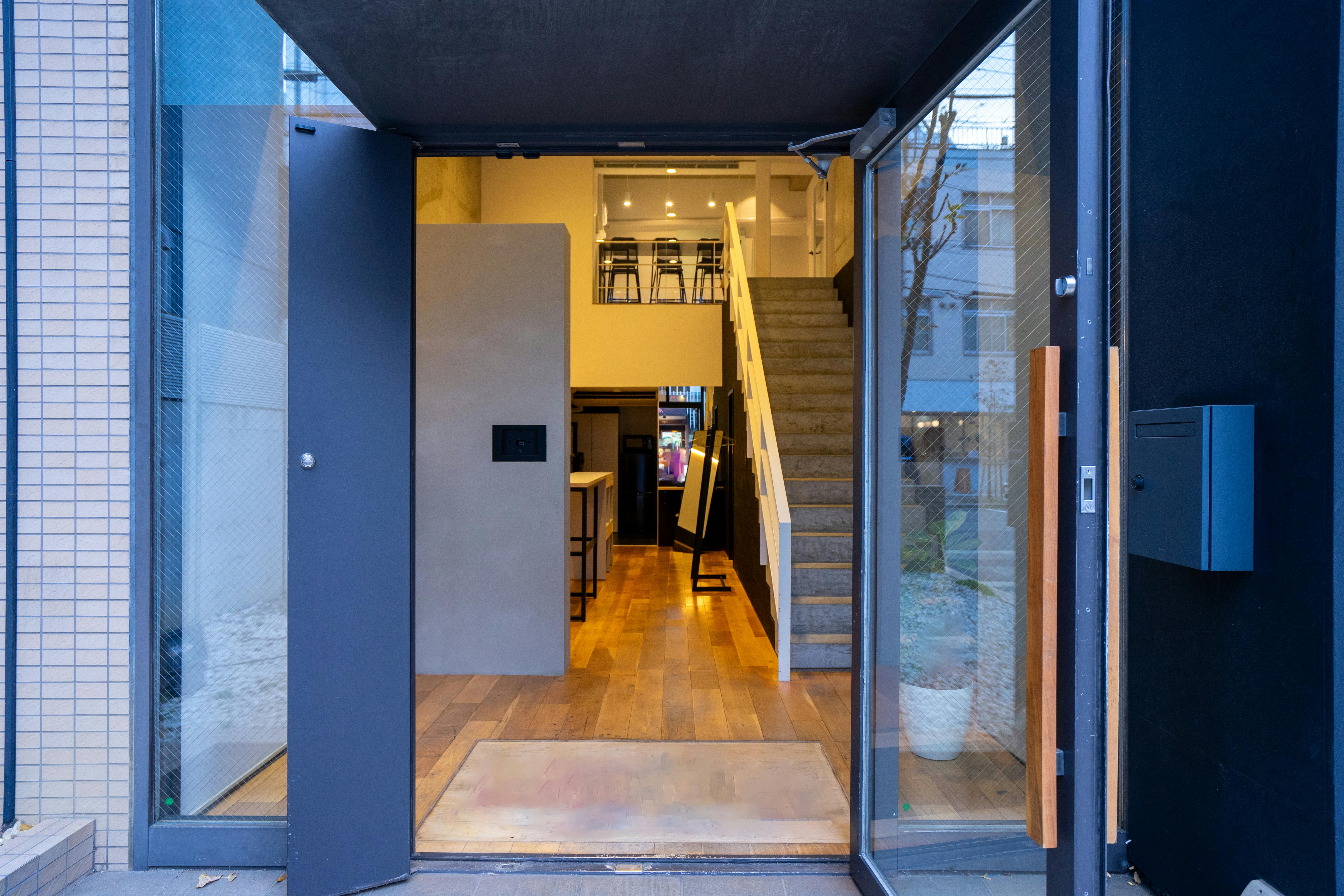 【周年記念価格!!/堀江公園すぐ/アメ村三角公園徒歩5分】路面店/天井高5.5m/ポップアップストアや展示会に!姿見やハンガーラックなど無料貸出什器あり