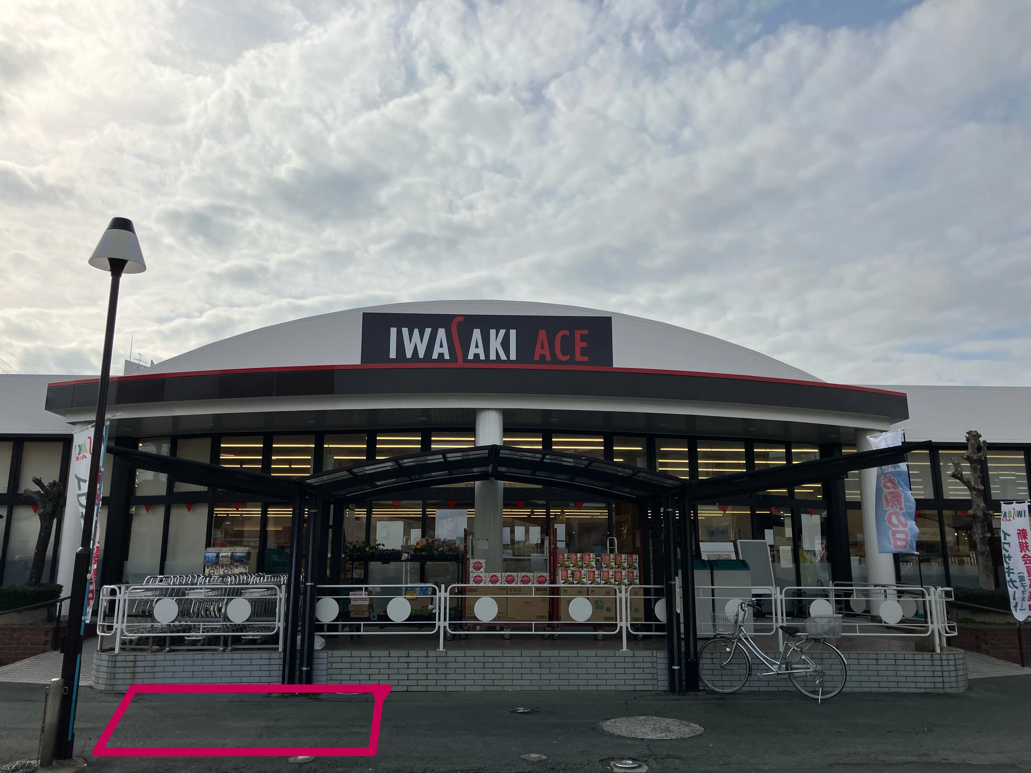 【イワサキACE島崎店】キッチンカ-等に最適な視認性の高い店頭入口前スペ-ス