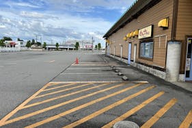 【ダイナム富山上市店】キッチンカーやプロモーションイベントでの出店に最適なアミューズメント施設のイベントスペース(食事処側駐車場)