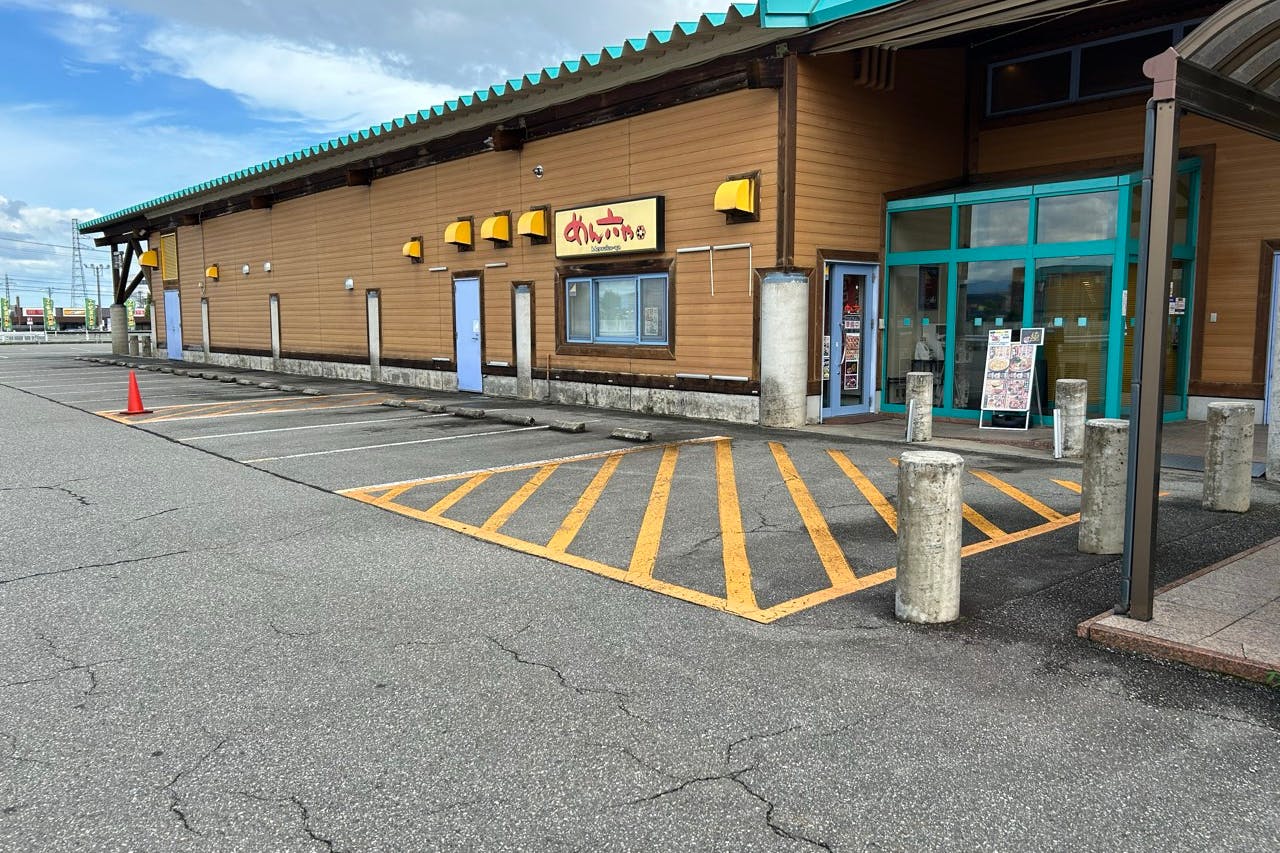 【ダイナム富山上市店】キッチンカーやプロモーションイベントでの出店に最適なアミューズメント施設のイベントスペース(食事処側駐車場)