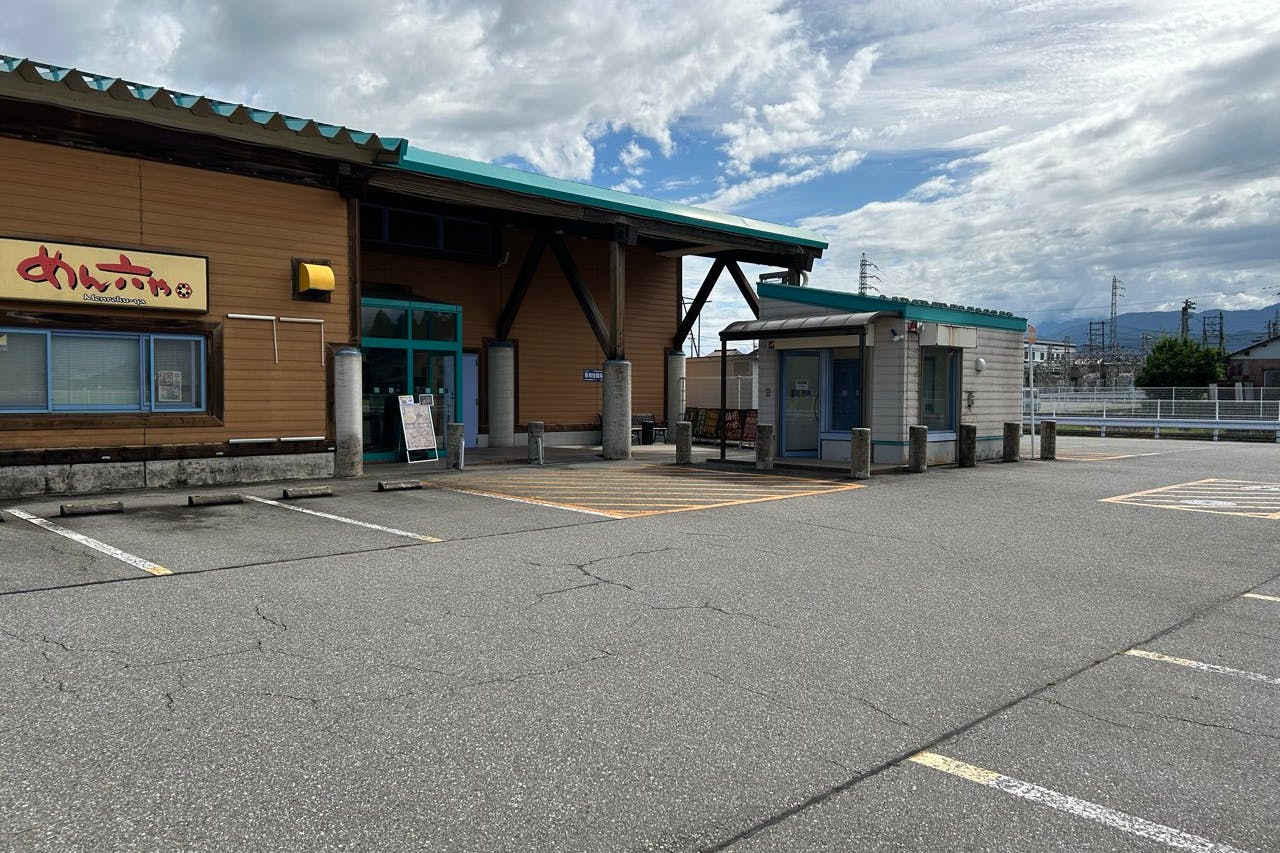 【ダイナム富山上市店】キッチンカーやプロモーションイベントでの出店に最適なアミューズメント施設のイベントスペース(食事処側駐車場)