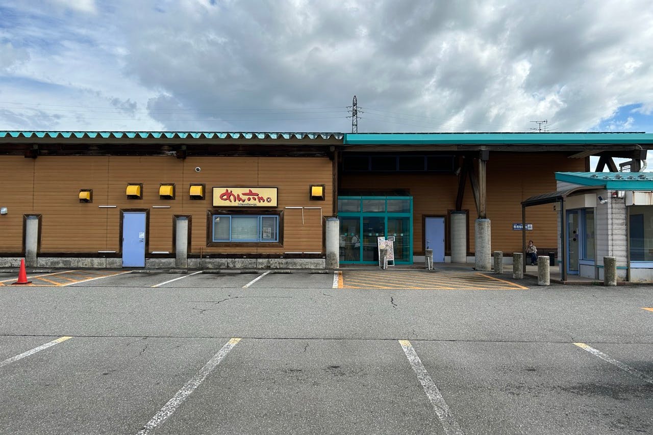 【ダイナム富山上市店】キッチンカーやプロモーションイベントでの出店に最適なアミューズメント施設のイベントスペース(食事処側駐車場)