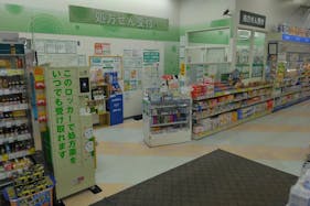 【ドラッグセイムス環状通美園店】プロモーション催事に最適なドラッグストアの調剤薬局前のイベントスペース