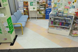 【ドラッグセイムス環状通美園店】プロモーション催事に最適なドラッグストアの調剤薬局前のイベントスペース