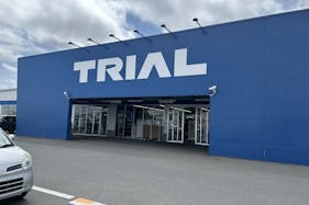 【スーパーセンタートライアルおいらせ店】【ポーチ前:左側(T)】キッチンカー(調理営業)出店限定/屋外 Ⓐキッチンカースペース