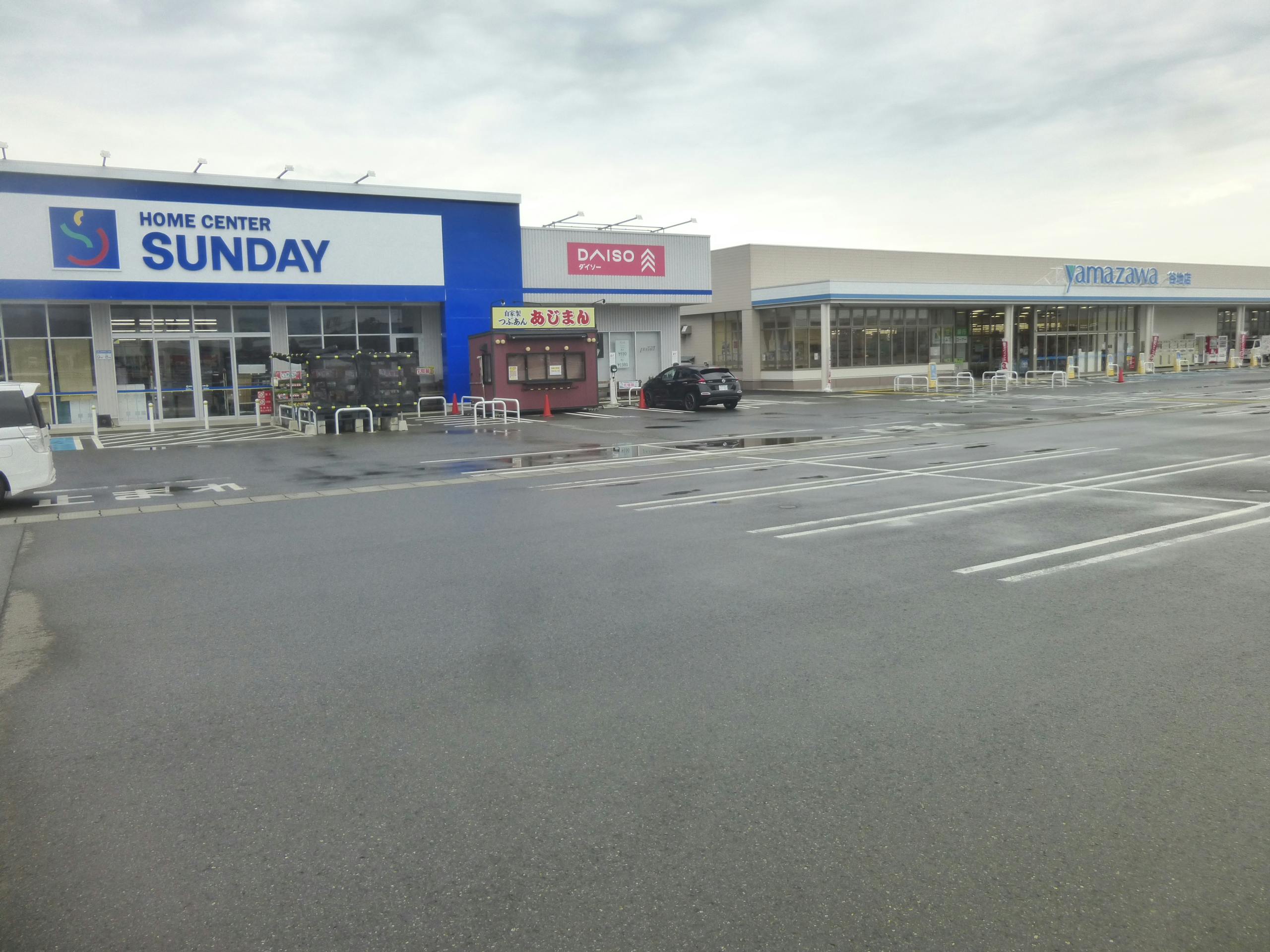 【ホームセンターサンデー河北谷地店】キッチンカーの出店に最適な店舗出入口付近にある屋外スペースの画像