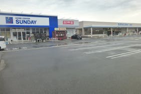 【ホームセンターサンデー河北谷地店】キッチンカーの出店に最適な店舗出入口付近にある屋外スペース