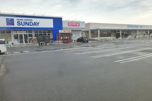 【ホームセンターサンデー河北谷地店】キッチンカーの出店に最適な店舗出入口付近にある屋外スペース